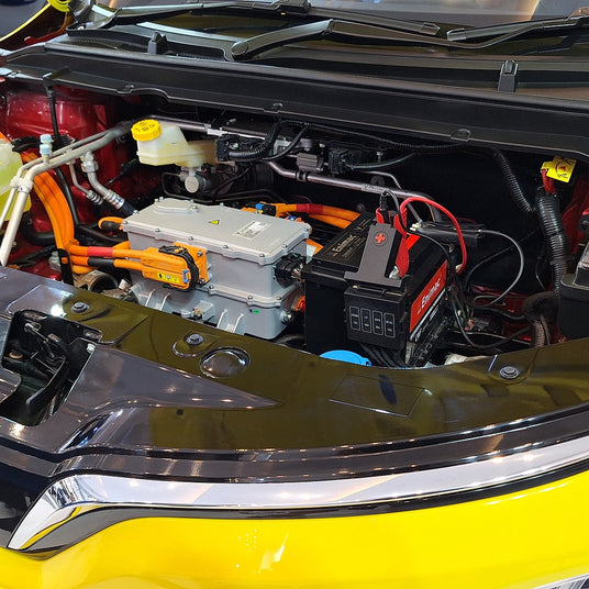 Inuti en el-bils motorhuv