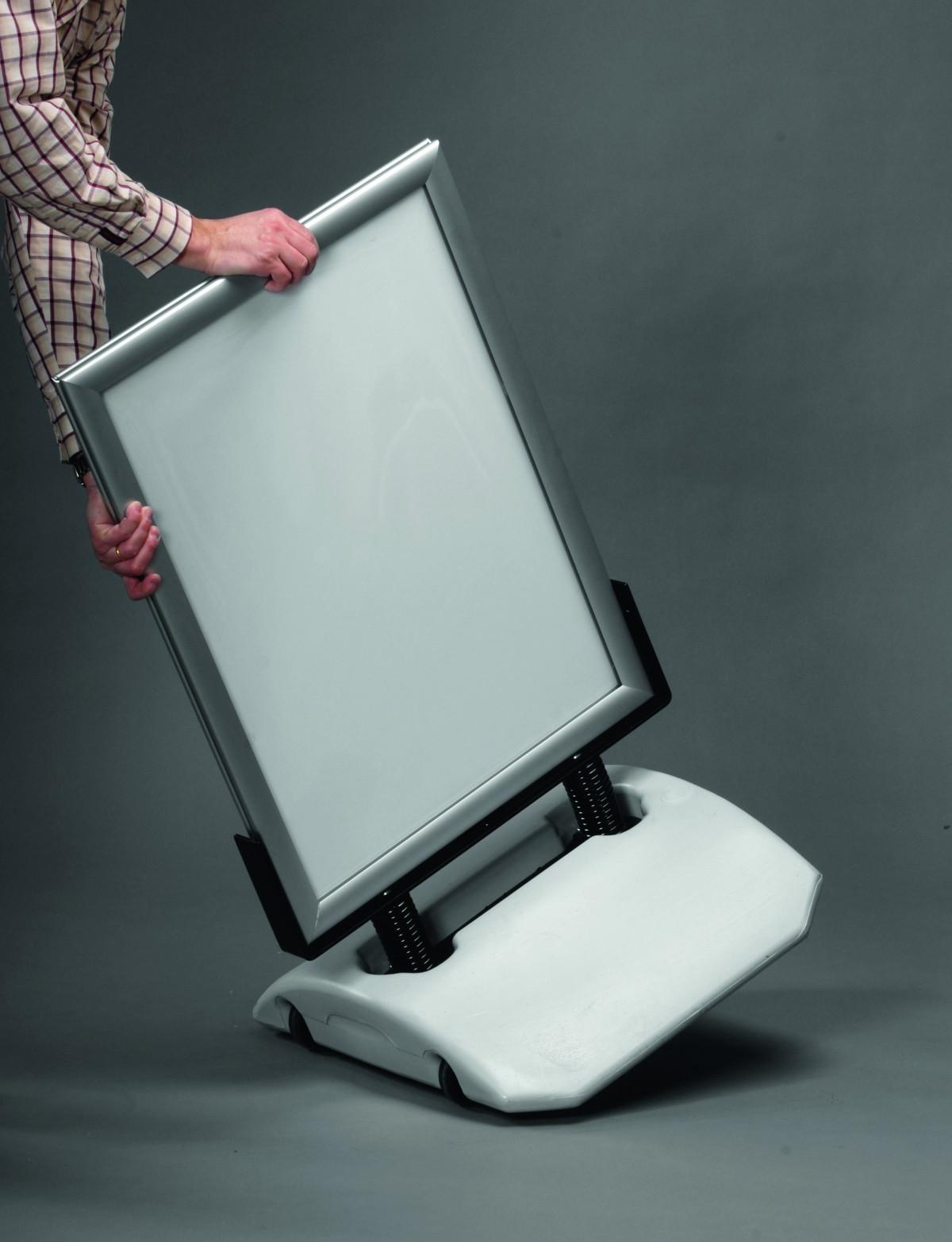 Fjädrad Skylt Premium - Affischmått: 700x1000 mm - Alvemo -